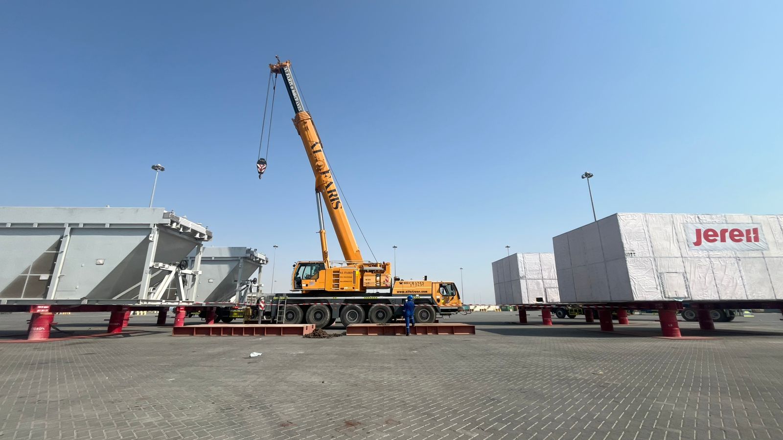رافعة متحركة بين وحدات مشاريع كبيرة ودعامات البضائع على الرصيف