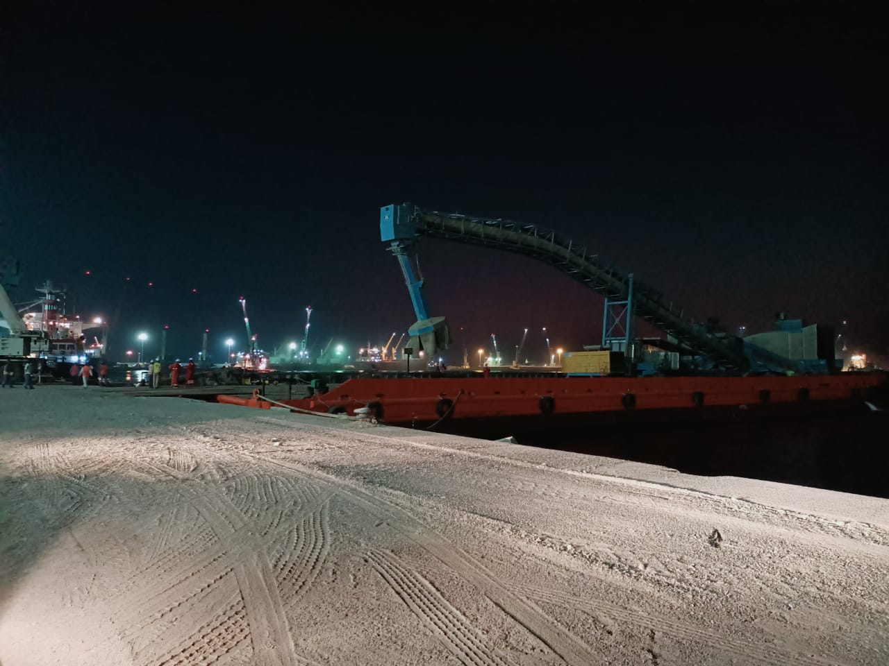 Night-time view of a vessel and bulk cargo delivery equipment