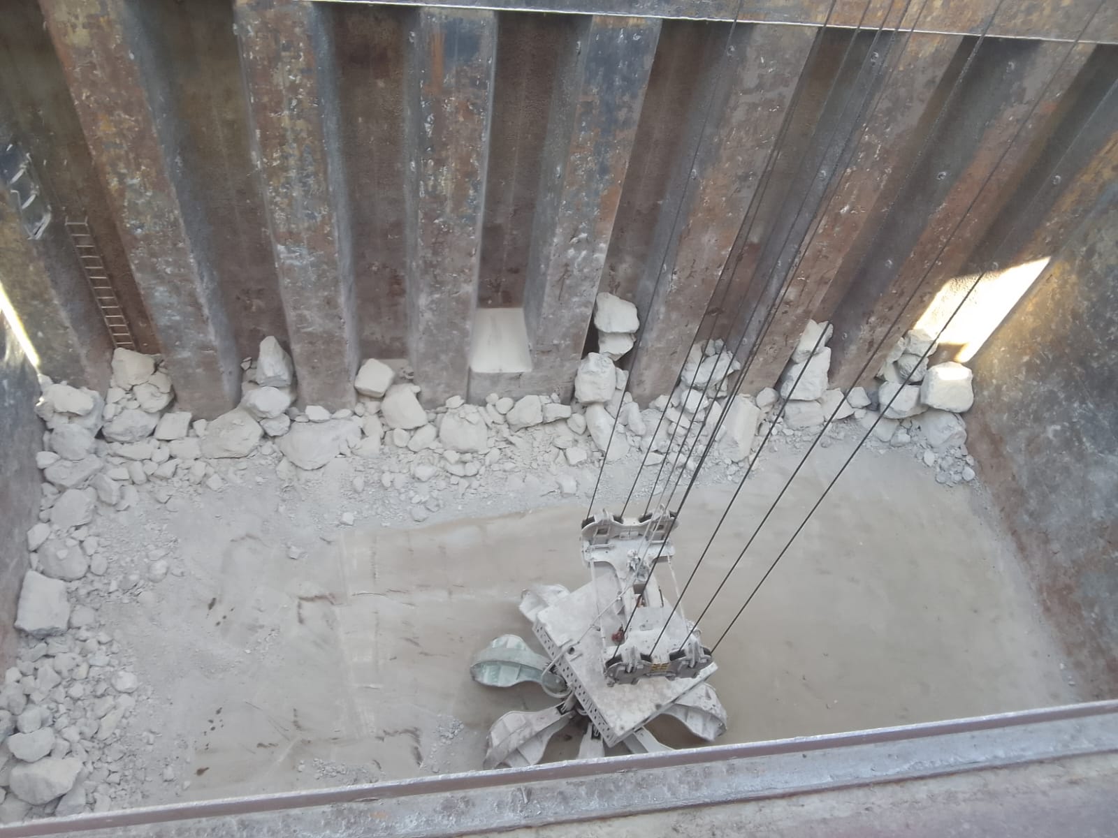Cargo grab and remaining bulk material within the ship hold